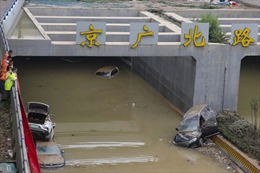 Lũ lụt ở Trung Quốc: Nhiều người chết ngạt khi hàng trăm ô tô chìm dưới đường hầm
