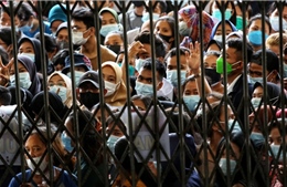 Video hàng nghìn người Indonesia chen lấn để tiêm chủng vì sợ biến thể Delta