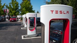 Tesla khai trương hệ thống trạm sạc pin dùng được cho các loại xe điện khác
