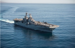 Video trực thăng Iran ‘vờn’ tàu đổ bộ tấn công Mỹ ở khoảng cách 23 m