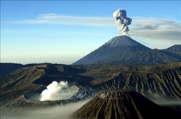 Người dân Indonesia tháo chạy khi núi lửa phun tro bụi dày đặc