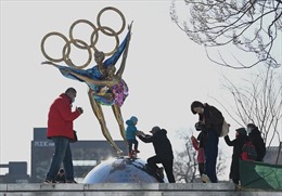 Chủ tịch IOC bình luận về trung lập chính trị giữa sóng tẩy chay Olympic Bắc Kinh