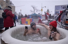 Video người biểu tình xe tải ở Canada thư giãn xông hơi giữa giá lạnh