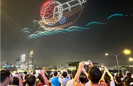 Màn trình diễn drone rực rỡ sắc màu ở Cảng Victoria (Hong Kong) 