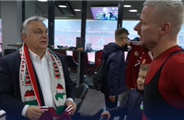 Thủ tướng Hungary gây ra &#39;cơn bão ngoại giao&#39; với chiếc khăn cổ vũ bóng đá