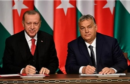 Thủ tướng Hungary bất ngờ đến Thổ Nhĩ Kỳ cùng lúc với Tổng thống Phần Lan