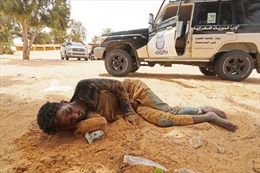 Người di cư giữa &#39;sự sống và cái chết&#39; trên sa mạc biên giới Tunisia - Libya