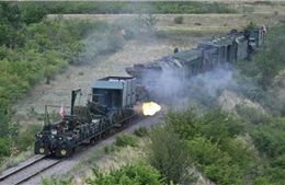 Đằng sau việc &#39;đoàn tàu bọc thép&#39; của Nga bất ngờ xuất hiện ở Donbass