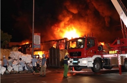 Cháy lớn trong đêm thiêu rụi chợ Gạo và nhà máy nhựa ở TP Hưng Yên