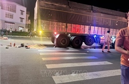 Va chạm giữa xe ô tô tải và xe máy khiến 4 người thương vong
