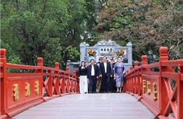 Thủ tướng Phạm Minh Chính cùng Thủ tướng Sonexay Siphandone và hai Phu nhân thăm đền Ngọc Sơn