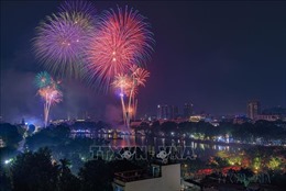 Pháo hoa rực sáng trên bầu trời Thủ đô chào đón Xuân Giáp Thìn 2024