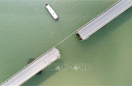 Trung Quốc: Sà lan đâm đứt đôi cầu, gây thiệt hại lớn