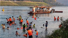Hòa Bình: Phớt lờ biển cấm, người dân vẫn rủ nhau tắm sông Đà bất chấp nguy hiểm