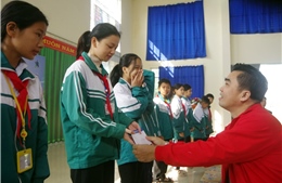 Tân Hiệp Phát trao tặng 50 phần quà cho học sinh vượt khó tại Hà Nam