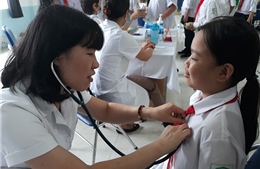 Khám sức khỏe cho trên 1.700 học sinh phường Hạ Đình sau vụ cháy Công ty Rạng Đông