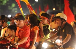 Tuyển Việt Nam chiến thắng, người dân Thủ đô &#39;đổ bộ&#39; xuống phố ăn mừng