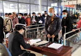 Bắt buộc khai y tế với khách nhập cảnh từ Hàn Quốc