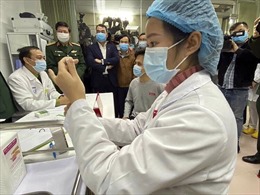 Mũi vắc xin phòng COVID-19 đầu tiên của Việt Nam bắt đầu được tiêm thử trên người