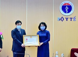 Bệnh viện Bệnh nhiệt đới Trung ương được tặng thưởng Huân chương Lao động hạng Ba vì thành tích chống dịch COVID-19