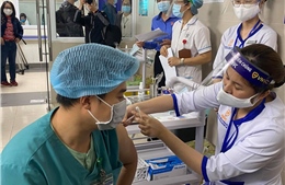 30 nhân viên y tế Bệnh viện Thanh Nhàn được tiêm vaccine COVID-19