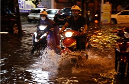 Người dân Hà Nội loay hoay tìm đường về nhà vì nhiều tuyến phố thành sông sau trận mưa lớn 