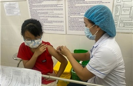 Phụ huynh sốt sắng cho trẻ đi tiêm vaccine phòng COVID-19 trước năm học mới