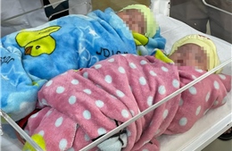 Kỳ diệu cặp trẻ song sinh chỉ nặng 500gram đã được nuôi dưỡng thành công