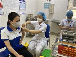 Dịch COVID-19 ‘nóng’ lên, người dân Hà Nội xếp hàng đi tiêm vaccine