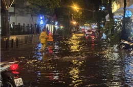 Mưa lớn khiến nhiều tuyến đường Hà Nội ngập nước