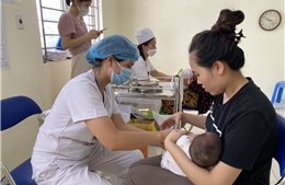 Vaccine 5 trong 1 về, phụ huynh Hà Nội khẩn trương cho trẻ đi tiêm