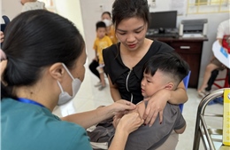 Hà Nội: Hàng nghìn trẻ được tiêm trong ngày đầu tiên của Chiến dịch tiêm vaccine sởi