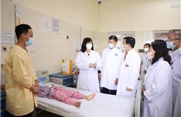Bộ trưởng Bộ Y tế thăm, tặng quà bệnh nhi ung thư nhân dịp 1/6