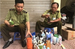 Lấy mẫu kiểm tra chất lượng các loại mỹ phẩm chống nắng
