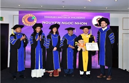 Bác sĩ Nguyễn Ngọc Nhơn nhận bằng Tiến sĩ Danh dự của Trường Đại học Quận Cam