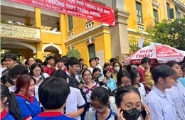Thí sinh &#39;nhẹ nhõm&#39; sau buổi thi áp lực