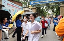 Thí sinh phấn khởi sau khi thi xong môn Ngữ văn