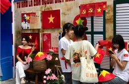 Tại các tuyến phố, người dân &#39;check in&#39; các góc ký ức