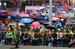 Người dân đội mưa ngồi chờ xem Lễ Tổng duyệt: &#39;Mưa rơi ướt áo ướt quần- Làm sao ướt được tinh thần Việt Nam&#39;