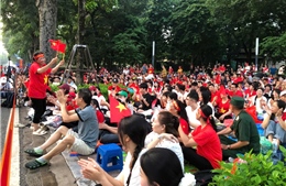 Người dân hát vang những ca khúc cách mạng dọc các tuyến đường đoàn diễu binh đi qua