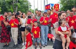 Người dân Thủ đô giao lưu cùng chiến sĩ diễu binh tại Quảng trường Ba Đình
