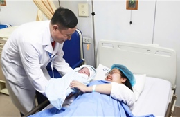 Em bé 'Ngựa vàng' đầu tiên chào đời đêm Giao thừa