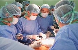 Đêm không ngủ của các chiến sĩ áo trắng và hành trình nối dài sự sống