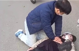 Khen thưởng đột xuất bác sĩ cứu người giữa đường
