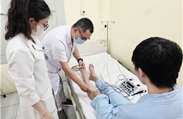 Thường xuyên ngồi khoanh chân, nam thanh niên yếu liệt chân, bàn chân rủ