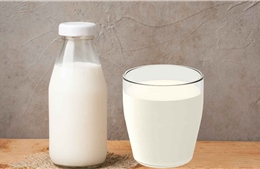 Trẻ 32 tháng tuổi phải nhập viện điều trị do uống quá nhiều sữa tươi