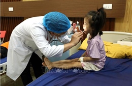 Nắng nóng, cha mẹ cần làm gì để trẻ không bị ốm