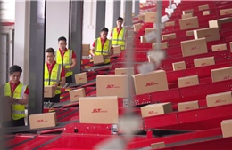 Người trẻ chọn gửi đồ trước để giảm tải hành lý khi nghỉ lễ dài ngày 