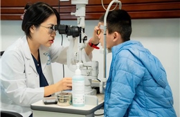 Trẻ cần được khám mắt định kỳ để sớm phát hiện cận thị