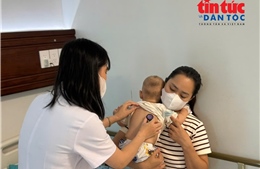 Nhiều trẻ sốt cao khó hạ, phải nhập viện vì mắc COVID-19